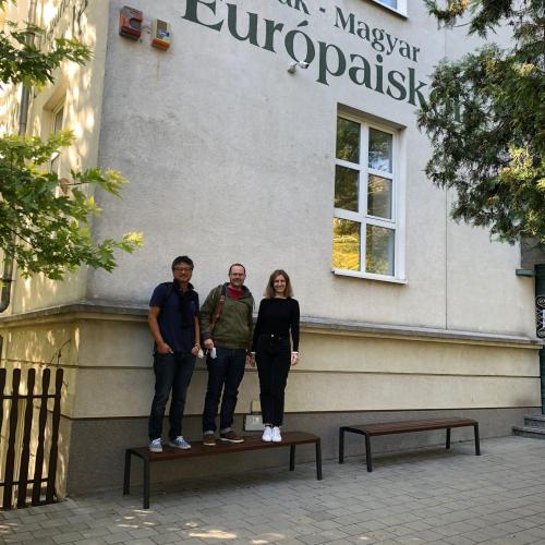 Lehrpersonen vor der Ungarischen Europaschule in Budapest