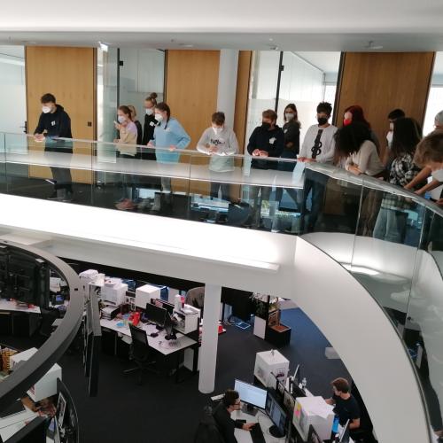 Schülerinnen und Schüler in den Redaktionsräumen der Tiroler Tageszeitung