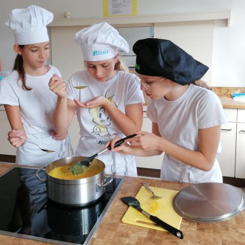 Schülerinnen beim Kochen