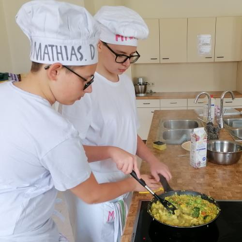 Schüler beim Kochen