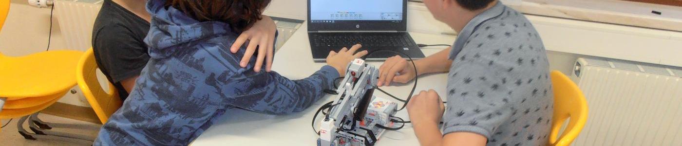 Schüler beim Arbeiten mit Lego Robotern
