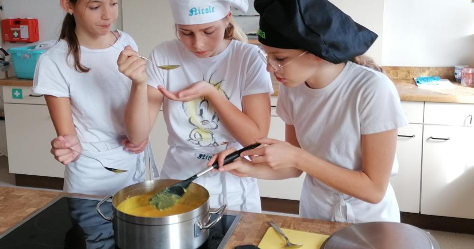 Schülerinnen beim Kochen